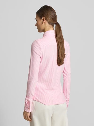 Vrouwenmodel draagt Slim Fit Hemdbluse uit katoenmix van Tommy Hilfiger, roze-wit gestreept all-over motief, lange mouw, overhemddkraag, logostitching, knoopsluiting, manchetten, Ganzkörperansicht Rückansicht.