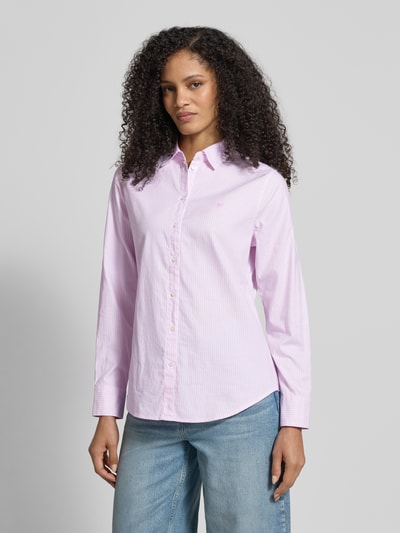 Vrouwenmodel draagt Regular Fit Hemdbluse aus reiner Baumwolle van Fynch-Hatton met gestikt logo en overhemdkraag, puur katoen, voorkant, bovenlichaam close-up.