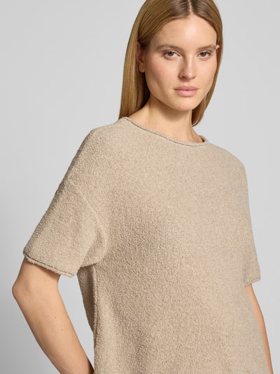 Frauenmodel trägt Boxy Fit Pullover aus Baumwoll-Mix-Frottee von Marc O'Polo, Optik: Unifarben, Struktur Frottee, Nahaufnahme Oberkörper.