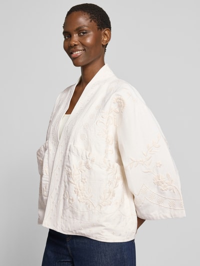 Frauenmodel trägt Jacke mit Stitchings Modell 'Rumi' von LOLLYS LAUNDRY aus Reiner Baumwolle in Regular-Fit, cremefarben mit strukturierter Oberfläche, Rückenlänge 60 cm, Schulterbreite 49 cm, Brustweite 61 cm, Ärmellänge 41 cm, Ganzkörperansicht von vorne.