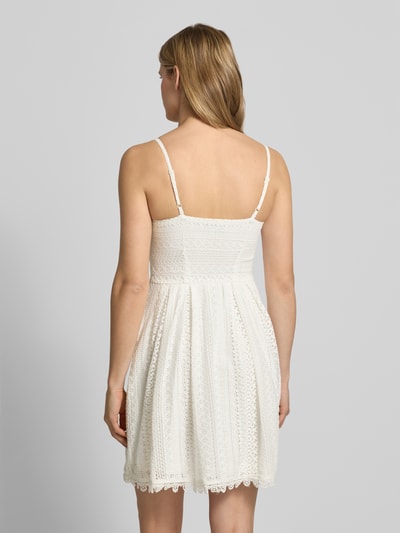 Frauenmodel trägt tailliertes Trägerkleid aus Baumwoll-Mix Modell 'HELENA' von Only, Optik: Unifarben, Passform: Tailliert, Länge: Mini, Henley-Ausschnitt, grafische Struktur, Nahtreißverschluss, Material: Baumwoll-Mix, Ganzkörperansicht Rückansicht.