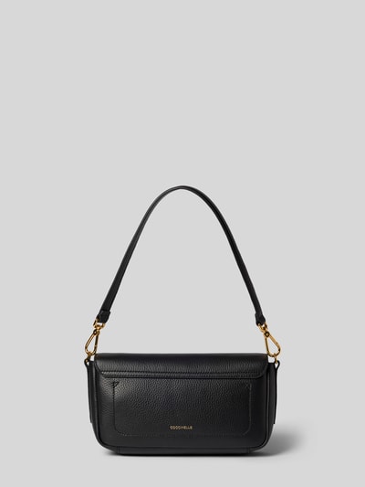 Produktfoto, schwarze Shoulder Bag mit Logo-Detail von Coccinelle, Strukturmuster, goldene Details, abnehmbarer Schulterriemen, neutraler Hintergrund.