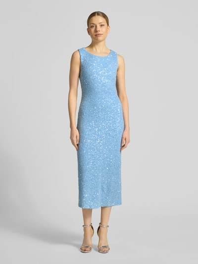 Frauenmodel trägt Midikleid mit Pailletten von Little Mistress in Hellblau mit Strukturmuster, figurbetontem Schnitt, Rundhalsausschnitt, Rückenlänge 123 cm, Brustweite 38 cm, Ganzkörperansicht von vorne