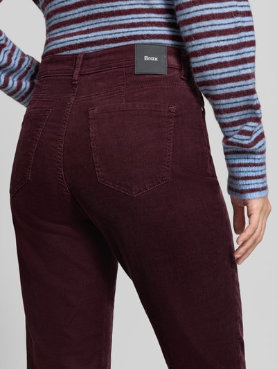 Vrouwenmodel draagt Schmale Hose aus Baumwoll-Lyocell-Mix Modell 'CAROLA' van Brax in bordeauxrood met ribbels, Dames broek, detailopname rugaanzicht