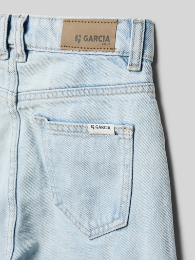 Produktfoto, Straight Fit Jeans mit Knopfverschluss Modell 'Ilvy' von Garcia, hellblaue 5-Pocket-Jeans, Label-Patch, grobe Textur.