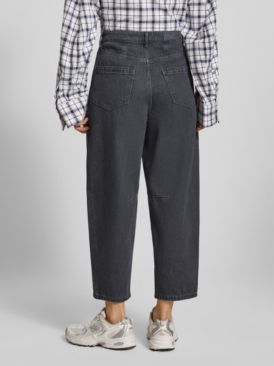Frauenmodel trägt Jeans mit französischen Eingrifftaschen von Smith and Soul in Dunkelgrau, Reine Baumwolle, Lockerer-Schnitt, Gesäßtaschen, Knopf-Reißverschluss, Bundweite 38 cm, Innenbeinlänge 65 cm, Ganzkörperansicht Rückansicht.