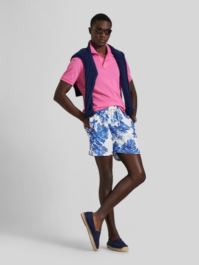 Männermodel trägt Regular Fit Poloshirt aus reiner Baumwolle von Polo Ralph Lauren in Pink mit Logo-Detail, Ganzkörperansicht von vorne.