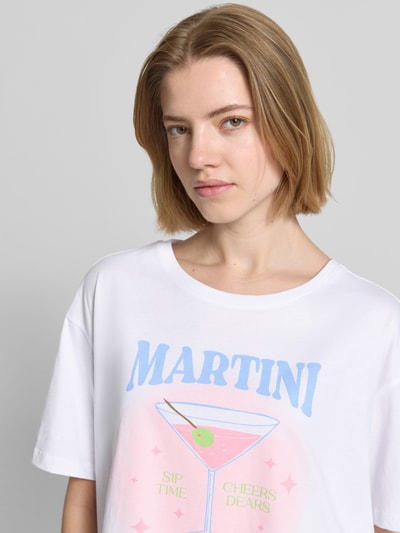 Vrouwenmodel draagt T-Shirt mit Motiv- und Statement-Print van Smith and Soul in wit, boxy fit, ronde hals, pure katoen, detailopname bovenlichaam.