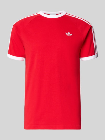 Produktfoto, T-Shirt mit Label-Stitching von adidas Originals in Rot mit weißen Details, Herren T-Shirt aus reiner Baumwolle, Regular Fit, Gerippte Abschlüsse, Rundhalsausschnitt, Rückenlänge bei Größe M 73 cm.