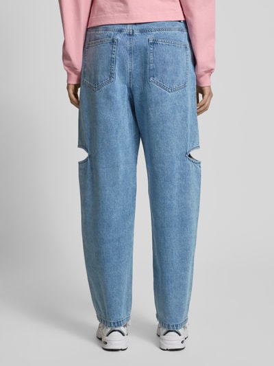 Frauenmodel trägt Wide Leg Jeans mit Cut Out von Karo Kauer in Hellblau, 5-Pocket-Design, reine Viskose, Ganzkörperansicht Rückansicht.