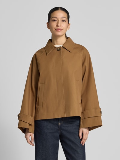 Frauenmodel trägt Jacke mit Ärmelriegeln Modell 'CUBA' von Mango aus Reine Baumwolle, Relaxed-Fit, Umlegekragen, Eingrifftaschen, Ganzkörperansicht von vorne.