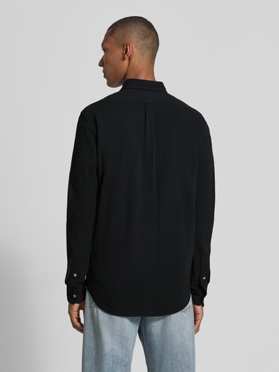 Männermodel trägt Regular Fit Freizeithemd aus reiner Baumwolle von Polo Ralph Lauren in Schwarz, blaue Jeans, Ganzkörperansicht Rückansicht. Herren Freizeithemd von Polo Ralph Lauren.