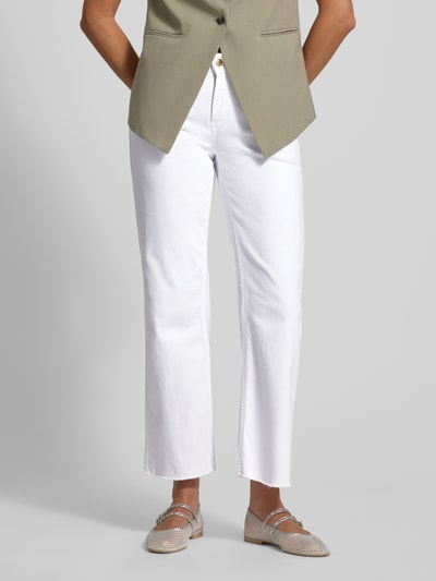 Frauenmodel trägt Flared Fit Jeans aus Baumwoll-Mix Modell 'FRANCESCA' von Cambio, weiße Denim-Optik, 5-Pocket-Design, Label-Patch, Knopf und verdeckter Reißverschluss, Cropped-Länge, Mid-Waist, Ganzkörperansicht von vorne.