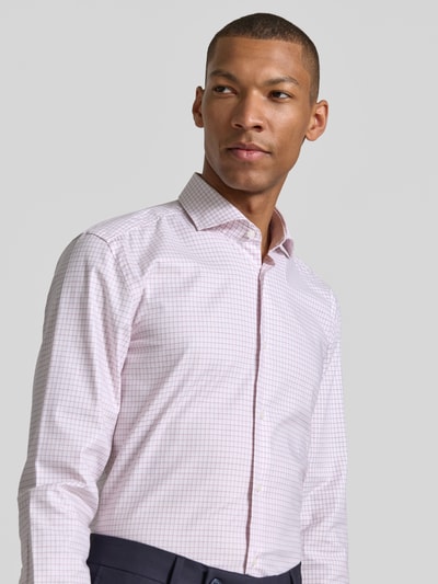 Männermodel trägt Slim Fit Businesshemd aus Baumwoll-Mix Modell 'H-HANK-SP-B1-C1-261' von BOSS, feines Karomuster, Nahaufnahme Oberkörper, Kontext Herren Businesshemd von BOSS.