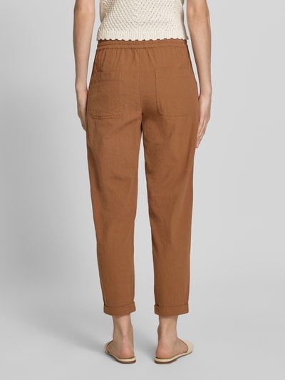 Frauenmodel trägt Hose mit elastischem Bund und Tunnelzug Modell 'Cissie' von Soyaconcept aus Reine Baumwolle, Relaxed-Fit, braun, Ganzkörperansicht Rückansicht.