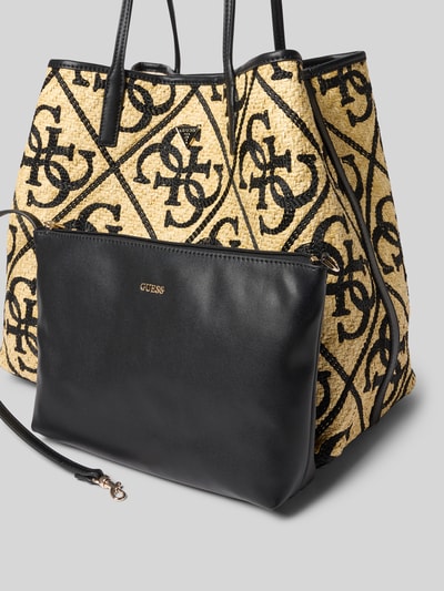 Produktfoto, 2-in-1-Shopper mit Logo-Muster Modell 'KIRSTEN LARGE' von GUESS aus beigem Material mit schwarzem Muster und Innentasche, strukturierte Oberfläche, Maße: 35x34x20 cm, Schulterriemen 58 cm, herausnehmbare schwarze Innentasche, Allover-Look, Magnetverschluss