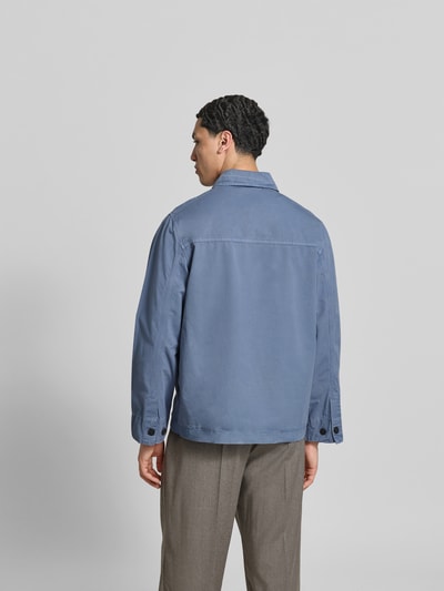 Männermodel trägt Relaxed Fit Hemdjacke aus Baumwolle von ANNARR in Blau mit Umlegekragen, Rückenlänge 69 cm, Ganzkörperansicht Rückansicht.