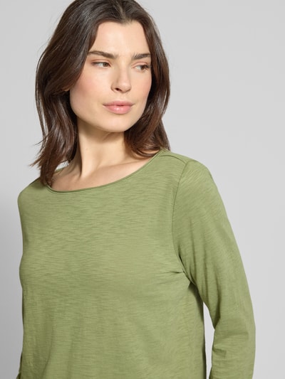 Kobiece model ma na sobie Regular Fit 3/4-Shirt aus reiner Baumwolle von s.Oliver RED LABEL, z efektem melanżu, dekolt w łódkę, rękaw o dł. 3/4, zrolowany brzeg, bawełna, zielony odcień, faktura melanżowa, gładka powierzchnia, krój regular fit. Zbliżenie na górną część ciała.