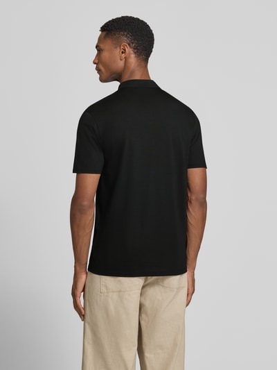 Männermodel trägt Slim Fit Poloshirt mit Stehkragen Modell 'LOUIS' von Drykorn in Schwarz, Baumwoll-Modal-Mix, Rückansicht Ganzkörperansicht.