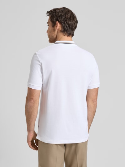Männermodel trägt Regular Fit Poloshirt aus einer Baumwolle C-PRATT40 von BOSS, Farbe Unifarben, Piqué, Ganzkörperansicht Rückansicht.