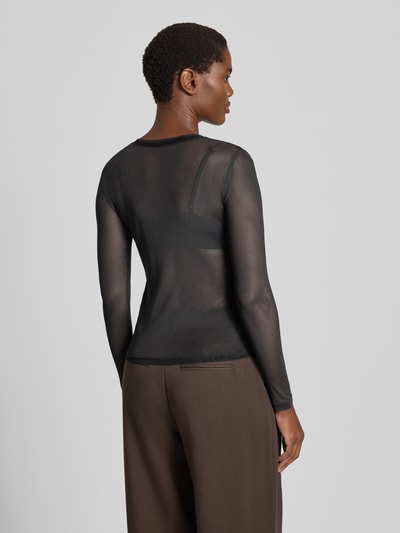 Männermodel trägt czarna, półprzezroczysta bluzka z długim rękawem i okrągły dekolt, Slim Fit Langarmshirt mit Rundhalsausschnitt Modell 'LOVA' von VERO MODA, Damen Langarmshirt, Ganzkörperansicht Rückansicht