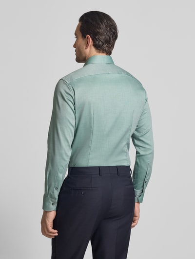 Männermodel trägt Regular Fit Business-Hemd aus Baumwolle mit Kentkragen von OLYMP in Hellgrün, Rückenlänge 73 cm, Ganzkörperansicht Rückansicht.