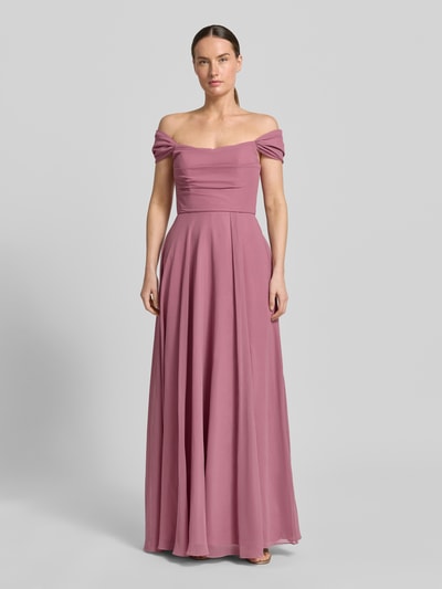 Frauenmodel trägt Abendkleid mit Carmen-Ausschnitt von Laona in Altrosa, Maxikleid mit Raffung, Taillierte Passform, Rückseite mit Reißverschluss, Rückenlänge bei Größe 36: 151 cm, Brustweite 33 cm, fließender Stoff, Ganzkörperansicht von vorne.