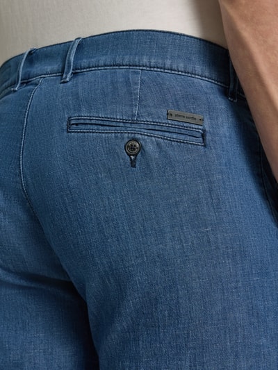 Männermodel trägt Bermudas in Denim-Optik mit Paspeltasche von Pierre Cardin, Herren, Baumwoll-Mix mit Leinen-Anteil, Nahaufnahme Rückansicht.