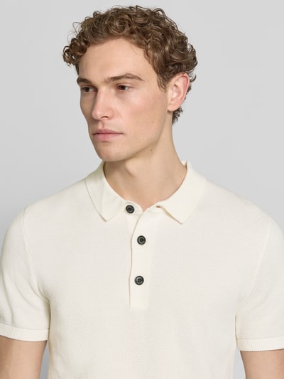 Männermodel trägt Regular Fit Poloshirt aus reiner Baumwolle von s.Oliver RED LABEL, Optik: Unifarben, Strickoptik, Feinstrick, Nahaufnahme Oberkörper.