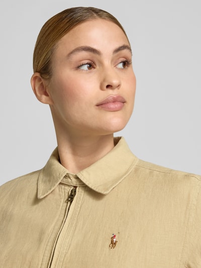 Vrouwenmodel draagt Regular Fit jack uit puur linnen van Polo Ralph Lauren in effen kleuren met platte kraag, tweewegritssluiting, gestikt logo, steekzakken, materiaal: linnen, Nahaufnahme bovenlichaam.