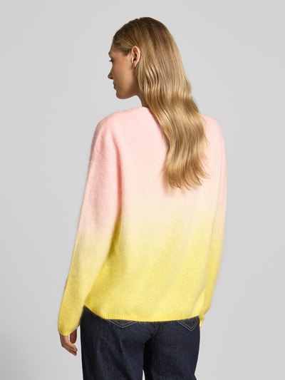 Frauenmodel trägt Regular Fit Pullover aus Kaschmir-Mix in Strick-Optik von HERZENS, Farbverlauf in Rosa und Gelb, elastische Abschlüsse, Woll-Anteil, Rundhalsausschnitt, Rückenlänge 59 cm, Ärmellänge 54 cm, Ganzkörperansicht Rückansicht.