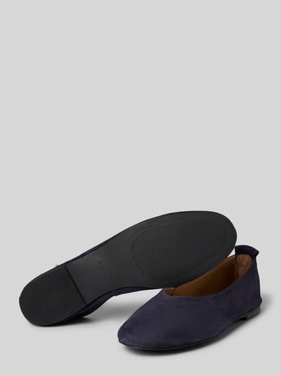 Produktfoto, dunkelblaue Ballerinas aus echtem Leder Modell 'Chadii' von Gant, abgerundete Form, glatte Sohle, 1 cm Absatzhöhe, 7 cm Schafthöhe, 19 cm Schaftweite, weiche Ledertextur auf hellem Hintergrund