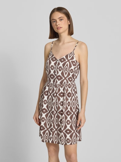Vrouwenmodel draagt Leicht ausgestelltes Minikleid aus reiner Viskose Modell 'TALA' van Pieces, bruin-wit all-over bloemenprint, mini lengte, licht uitlopend fit, V-hals, verstelbare spaghettibandjes, mouwloos, rechte zoom, gemaakt van pure viscose, frontale volledige lichaamsweergave.