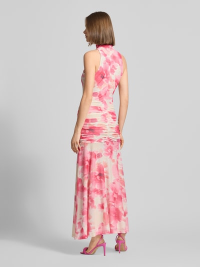 Frauenmodel trägt Cocktailkleid im Allover-Look mit Knotendetail von Bardot, figurbetonter Schnitt, Maxikleid, Material-Mix mit Stretch-Anteil, Stehkragen, Rückenlänge 135 cm, Brustweite 24 cm, überwiegend Rosa- und Pinktöne mit weichen, fließenden Formen, Ganzkörperansicht Rückansicht.