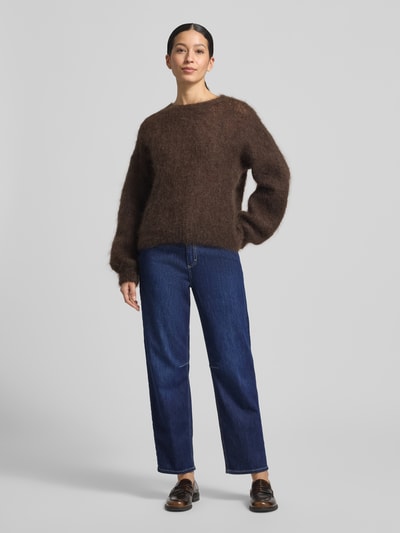 Modelka nosi Jeans mit Eingrifftaschen Modell 'Evy' od Angels, bawełniany miks z domieszką stretchu, krój regular fit, szerokość w rozmiarze 36: 41 cm, długość nogawki wewnętrznej w rozmiarze 36: 71 cm, granatowy kolor, gładka faktura, przód, zdjęcie całej sylwetki z przodu.