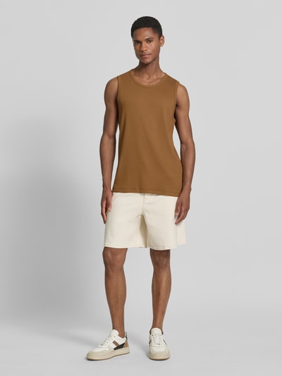 Männermodel trägt Slim Fit Tank Top aus Baumwoll-Mix von s.Oliver RED LABEL, unifarben braun, Rundhals, breite Träger, Ganzkörperansicht von vorne.