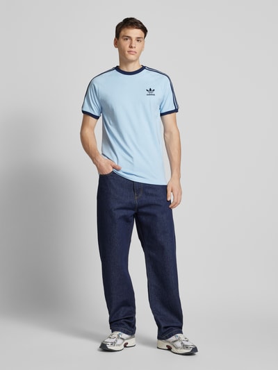 adidas Originals T-Shirt mit Label-Stitching Hellblau 1