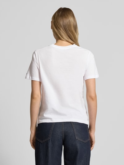 Frauenmodel trägt Regular Fit T-Shirt aus reiner Baumwolle von Tommy Hilfiger, unifarben, kurzarm, Jersey, Ganzkörperansicht Rückansicht