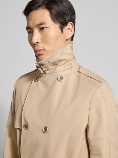 Männermodel trägt Regular Fit Trenchcoat mit Reverskragen Modell 'Aberdeen' von CINQUE in Beige, doppelreihig, Nahaufnahme Oberkörper.