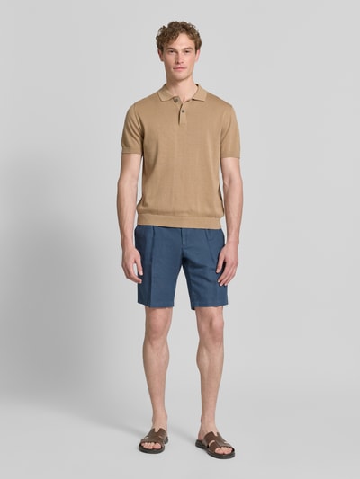 Männermodel trägt Bermudas mit Eingrifftaschen von bugatti in Blau, Leinen-Baumwoll-Anteil, Straight Fit, Knopf-Reißverschluss, Kordelzug, Ganzkörperansicht von vorne.