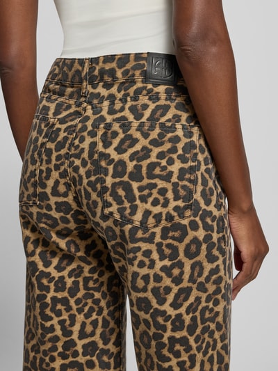 Frauenmodel trägt Relaxed Fit Jeans aus reiner Baumwolle von Anine Bing mit Leopardenmuster, 5-Pocket-Design, Knopf- und Reißverschluss, Detailaufnahme Rückansicht.