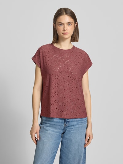 Frauenmodel trägt Relaxed Fit T-Shirt mit Ausbrenner-Effekt Modell 'SMILLA' von Only, Damen T-Shirt in Rot, Rundhals, Kurzarm, Ganzkörperansicht von vorne.