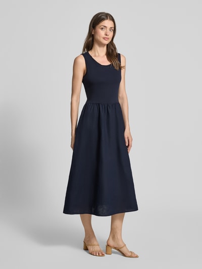 Frauenmodel trägt Midikleid mit Rundhalsausschnitt von Oui aus reinem Leinen in Dunkelblau, A-Linie, Eingrifftaschen, Ganzkörperansicht von vorne.
