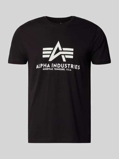 Produktfoto, czarne T-Shirt mit Label-Print von Alpha Industries, prosty krój, okrągły dekolt, 100% bawełna, długość 70 cm w rozmiarze L