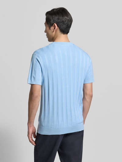 Männermodel trägt gebreid shirt uit viscosemix met riblook en ronde hals, regular fit van Lindbergh, ruglengte maat M 69 cm, mouwlengte 24 cm, ganzkörperansicht rückansicht.