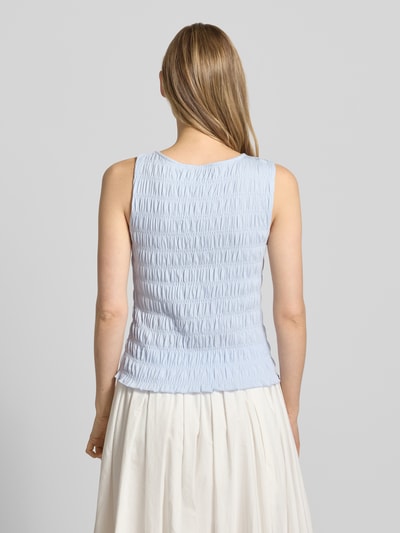 Kobiece modelka ma na sobie Regular Fit Top aus Baumwoll-Mix von Tom Tailor Denim, efekt: jednolity kolor, krój regular fit, okrągły dekolt, bez rękawów, wykończenie materiału: marszczenie, mieszanka bawełny, widok całej sylwetki od tyłu.