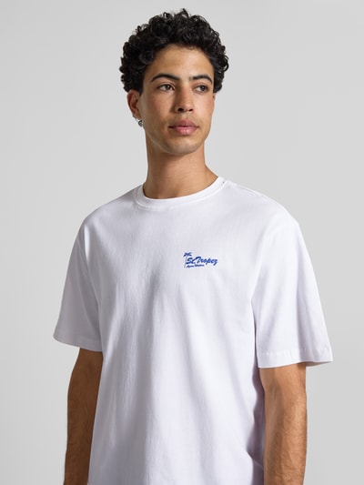 Mannelijk model draagt Relaxed Fit T-shirt uit pure katoen model 'MILO' van Only & Sons, look: effen, korte mouw, ronde hals, applicatie: opschrift- en motiefprint, materiaal: puur katoen, Nahaufnahme Oberkörper.