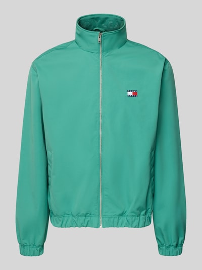 Produktfoto, Regular Fit Blouson von Tommy Jeans in Uni-Grün mit Stehkragen, Label Patch, elastischem Bund, seitlichen Taschen, glatte Textur