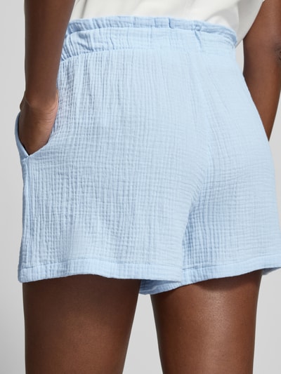 Frauenmodel trägt Loose Fit Shorts aus reiner Baumwolle Modell 'NATALI' von Vero Moda, Optik: Unifarben, Materialverarbeitung: Crêpe, Bundabschluss: Elastisch, Eingrifftaschen, Nahaufnahme Rückansicht.