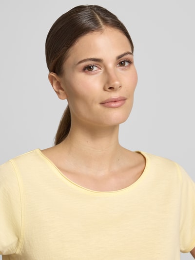 Vrouwenmodel draagt T-shirt met ronde hals van Christian Berg Woman, puur katoen, regular fit, rolzoom, detailopname bovenlichaam.